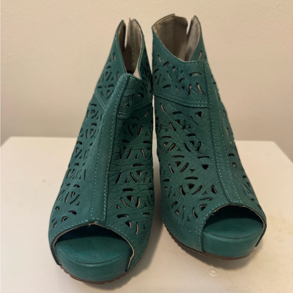 Ramarim Peep-Toe Teal Cutout Ankle Booties Size 7